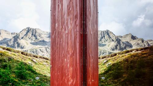 Der Origen-Julierturm im Spiegel der Landschaft. Foto: Jon Duschletta