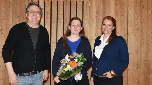 Il president da la Società da commerzi e mansteranza Engiadina Bassa, Jon Armon Strimer, ha ingrazchà ad Yvonne Rauch per sia lavur in suprastanza ed ha bivgnantà a la successura Heidi Laurent-Domenig (a dretta) (fotografia: Nicolo Bass).