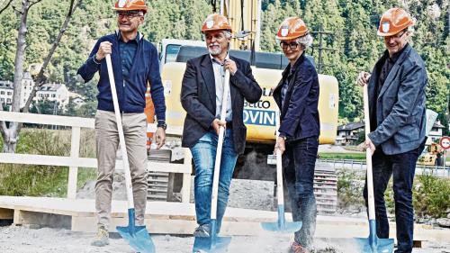 Regierungspräsident Mario Cavigelli, Gemeindepräsident Fernando Giovanoli, die Direktorin des Bundesamtes für Umwelt, Katrin Schneeberger, und Ingenieur Gianfranco Bronzini setzen zum Spatenstich an. (v.l.n.r.)