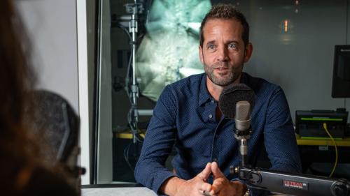 Frank Stüssi es vicedirecter da la Cumischiun da concurrenza (WEKO) – e sco manader da la secziun construcziun  ha el manà las inquisiziuns in connex cullas cunvegnas da predschs in Engiadina (fotografia: Adrian Camartin/RTR).