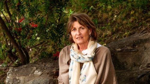 Montserrat «Monzi» Schmidt in Samedan im Garten der Chesa Ruppaner, wo sich das Büro des Gemeindeverbandes Öffentlicher Verkehr Oberengadin befindet. «Nicht alle wissen, dass wir nicht der Region unterstehen.» Fotos: Jon Duschletta