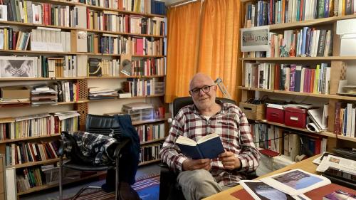 Stefan Imhof in seiner Schreibstube in Avrona. Foto: Fadrina Hofmann