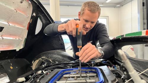 Claudio Enz stellt an einem alten Fahrzeug den Doppelvergaser ein. Foto: Andrea Gutgsell