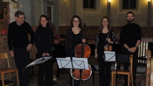 Da dretta: Curdin Janett, Aita Gaudenz, Cristina Janett, Flurina Sarott e Janic Sarott, han survgni ün grond applaus (fotografia: Benedict Stecher).