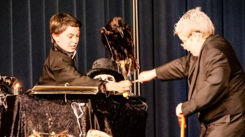 Scena our dal töch da teater «L’invid», scrit ed arrandscho dad Elvira Pünchera e giuvo in maniera grandiusa da las scolaras ed ils scolars dal s-chellin d’immez da S-chanf. fotografias: Jon Duschletta