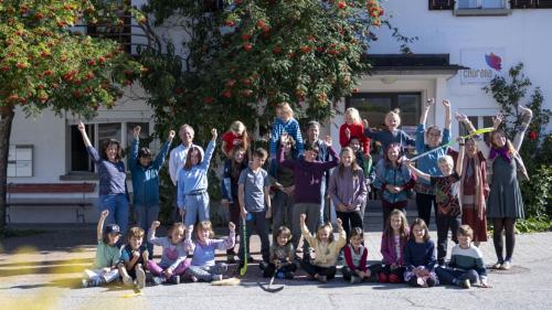 Las scolaras e scolars da la Scoula Rudolf Steiner Scuol dessan pudair ir a scoula inavegnir in lur aigna chasa da scoula (fotografia: Mayk Wendt).