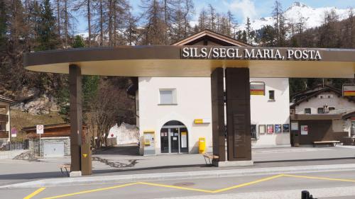 Die Schweizer Post will die Poststelle von Sils Maria schliessen oder in anderer Form weiterführen. Der Gemeindevorstand wehrt sich dagegen.