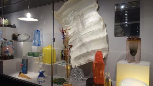 Blick in die Vitrine mit den unterschiedlichsten Glasobjekten.    Foto: z. Vfg