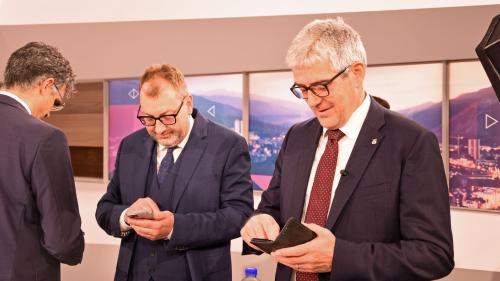 Die wiedergewählten Regierungsratsmitglieder Jon Domenic Parolini (von rechts), Peter Peyer und Marcus Caduff analisieren die Wahlresultate (Foto: Nicolo Bass).