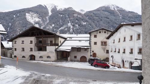 Il Plaz Grond immez Müstair – uossa amo innaivà – fuormarà in lügl la culissa pel gö liber «Girunvalla» (fotografia: David Truttmann).