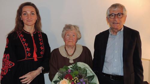 Yuliia Shevchenko (da schnestra), Olga Prevost e Jachen Erni han dat il buol a la sairada i’l Center cultural  Baselgia San Niclà (fotografia: Benedict Stecher).