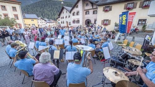 Il vicedirigent da la Società da musica Scuol Reto Mayer ha eir dirigi divers tocs (fotografia: Daniel Zaugg).