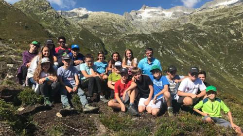 Il magister Bruno Flepp dürant ün’excursiun cun üna da sias classas da Mustér, ingio ch’el ha instrui ils ultims 39 ons (fotografia: mad)