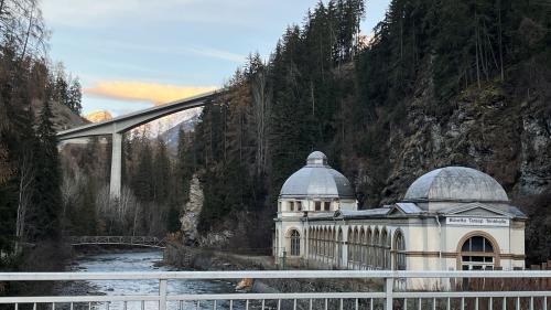 Serrada daspö il 2007: Davart il futur da la büvetta Tarasp infuormescha la Società Pro Büvetta Tarasp quist venderdi a Scuol (fotografia: Martin Camichel).