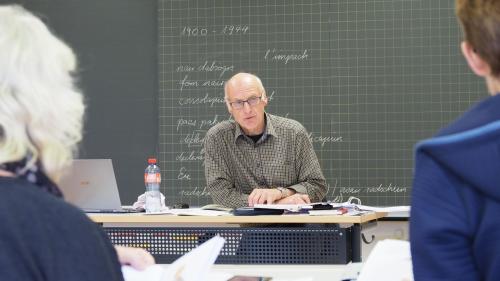 L’anteriur magister e promotur regiunal Mario Pult tratta fingià al prüm di dal cuors cun sia gruppa da «lectüra litterara» cun versins e sabgentschas dal minchadi (fotografia: David Truttmann).