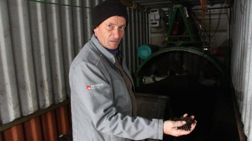 Klimabauer Peter Angelini aus S-chanf mit dem Endprodukt aus seiner Container-Anlage: hochwertigem Kompost aus Stallmist. Fotos: Stefanie Wick-Widmer