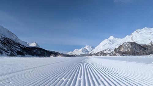 Die zwei Gesichter des Winters: Traumhafte Bedingungen auf den Oberengadiner Seen (wie hier auf dem Bild), akute Lawinengefahr zwischen S-chanf und Zernez. Foto: Corinne Menghini