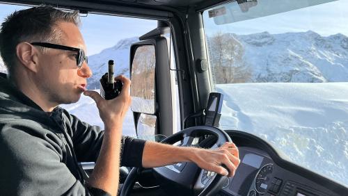 Ein unentberliches Hilfsmittel für Rico Bless. Das Funkgerät. Foto: Andrea Gutgsell