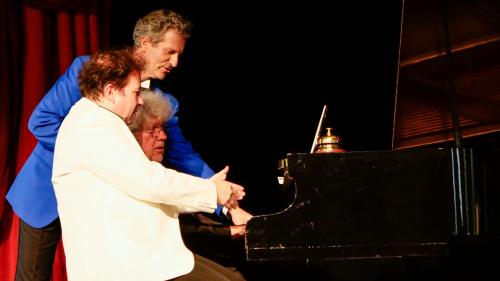 «Interlude from Liebeslieder Polkas» für fünf Hände, mit viel Schalk, gespielt von den Kuratoren und Musikern der St. Moritzer Kurkonzerte, Raimund Wiederkehr, Andreas Joho (v.l.) und Samuel Zünd (stehend). Fotos: Jon Duschletta