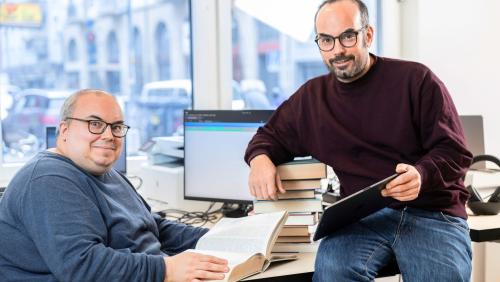 Gion-Andri (a schnestra) e Martin Cantieni han realisà ün program da  correctura per tuot ils idioms e per rg (fotografia: Bernard van Dierendonck).