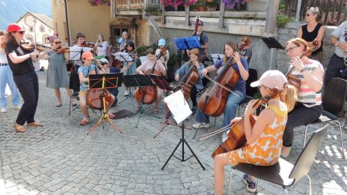 La gruppa cun partecipants plü giuvens cun Madlaina Janett (fotografia: Benedict Stecher).