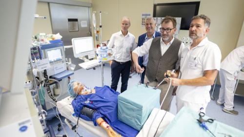 Eir il cusgler guvernativ Peter Peyer ha visità in sonda l’Ospidal e la Clinica Curativa a Scuol ed el ha lodà a la populaziun ed als respunsabels dal Center da sandà Engiadina Bassa pel provedimaint da sandà in Engiadina Bassa (fotografia: Mayk Wendt).