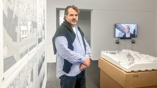 Architekt Chasper Schmidlin mit seinem Siegerprojekt "Eiger" in der Projektausstellung im Kunstmuseum Bern. Fotos: Jon Duschletta