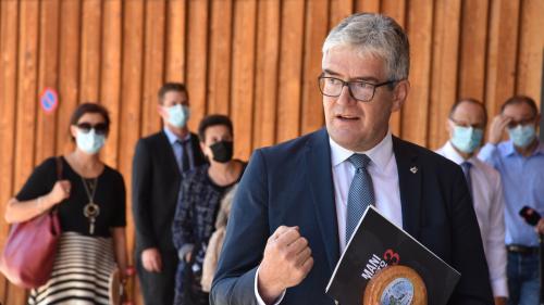 Regierungsrat Jon Domenic Parolini hat das Manifest zur Stärkung des Zusammenhalts zwischen den kantonalen Sprachgemeinschaften entgegengenommen (Foto: Nicolo Bass). 