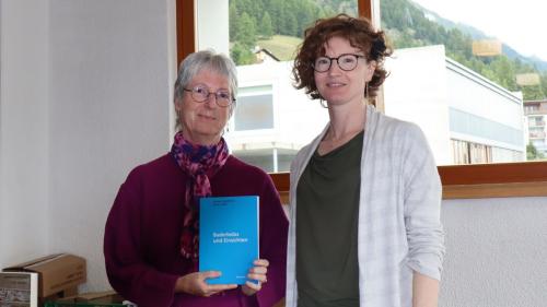 Karin Jundt (a schnestra) e Claudia Herrmann a las eivnas da cultura e lingua Samedan (fotografia: Martin Camichel).