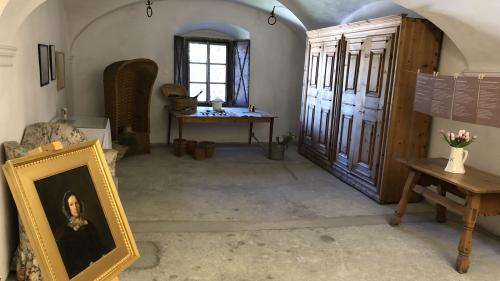 An der ersten Station ist einiges zu Anna Catharina «Nina» von Planta zu erfahren, die ein Faible für Parks und Garten hatte.          Foto: Marie-Claire Jur