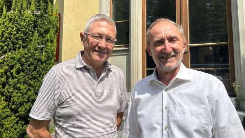 Ün grond relasch e s-charsas regordanzas – l’anteriur president Vincent Augustin (a schnestra) e l’actual secretari da la Lia Rumantscha Markus Solinger raquintan da l’ierta Fallet (fotografia: Claudia Cadruvi).