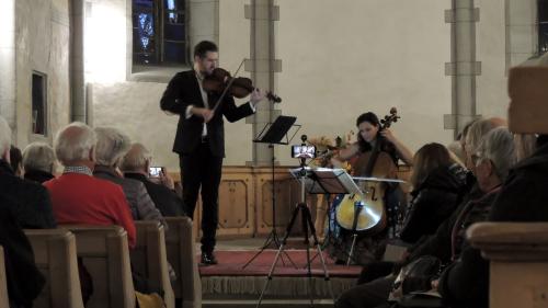 Il duo Lech Antonio Uszynski e Maja Weber dürant il concert illa baselgia da Scuol (fotografia: Benedict Stecher).