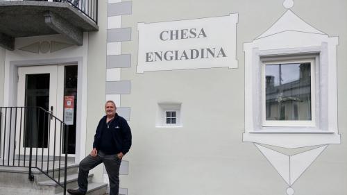 Gastgeber Beni Folie vor der erneuerten Reka-Ferienanlage Chesa Engiadina in Madulain. Foto: z. Vfg.