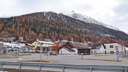 Survista da la cruscheda a Zuoz, inua cha vain realiseda la rundella (fotografia: mad).