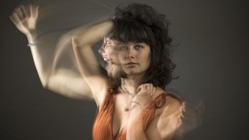 La fin da november cumpara il nouv album da Cinzia Regensburger cun nom «in movimaint». Üna nouva chanzun preschaint’la fingià in venderdi, cuort avant co partir per l’America (fotografia: Marco Cadonau).