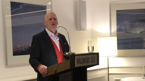 Der Ökonom, Politik- und Kulturwissenschafter David Ranan referierte im Hotel Waldhaus Sils.
Foto: Marie-Claire Jur