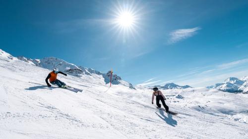 Pulloverwetter und fast leere Pisten - Frühlingsskifahren hat seinen Reiz. Foto: Engadin Tourismus AG