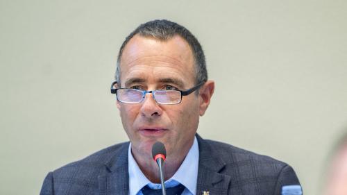 Il grond cusglier Rico Lamprecht dürant l’ura da dumondas i’l Grond cussagl (fotografia: Somedia Press AG).