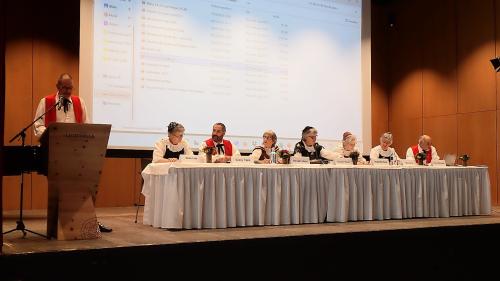 Der OK-Präsident der Jahresversammlung der Bündner Trachtengruppen, Marco Murbach (links), und der BTV-Vorstand während der Versammlung in St. Moritz. Foto: Hans Stucki