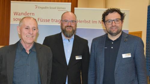 Der Verwaltungsratspräsident Ludwig Jenal (rechts) und die beiden Co-Direktoren Bernhard Aeschbacher (Mitte) und Claudio Daguati anlässlich der  Generalversammlung der TESSVM in Ramosch (Foto: Nicolo Bass).