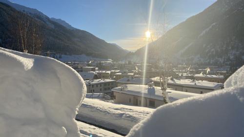 Intant sun entradas trais candidaturas pel presidi cumünal da Zernez (fotografia: Nicolo Bass).