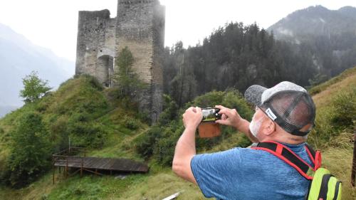 La visita da la ruina Tschanüff es il punct culminant da la spassegiada guidada cun Andri König tras Ramosch – cun bella e cun trid’ora (fotografia: Nicolo Bass).