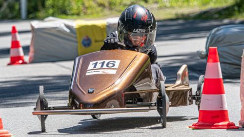 Tamara Diethelm steuert ihre Kiste routiniert um die Schikanen. Foto: Daniel Zaugg