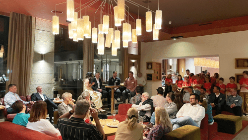 Donaturas e donaturs, sponsuras e sponsurs ed atletas ed atlets a la saira charitativa (fotografia: RTR)