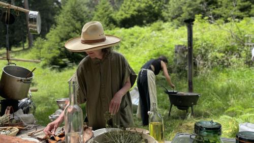 Mitten im Wald bei Tschlin steht die mobile Küche von Carmen und Martina. Foto: Fadrina Hofmann