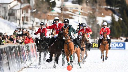 Beim Snow Polo World Cup treffen internationale Spitzenspieler auf zehntausende Besucher aus aller Welt. Foto: Snow Polo World Cup