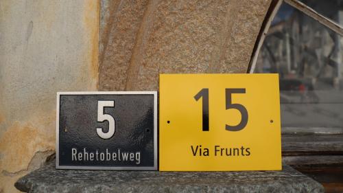 Zuoz survain nouvas tevlas d’adressas: Il nouv model (a schnestra) es pü pitschen e pü discret (fotografia: Martin Camichel).