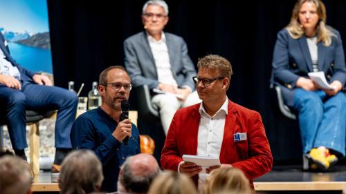 Adrian Schindler, Mediensprecher der Rega,  im Gespräch mit EP-Redaktor Andrea Gutgsell. Foto: Jean-Marie Delnon