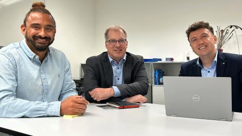 Attractività e digitalisaziun – cun quist recept voul l’Uffizi da persunal far frunt a la mancanza da persunal. Gino Clavuot, Marco Blumenthal e Kevin Filosoglou (da schnestra) han dat pled e fat. fotografia: Claudia Cadruvi