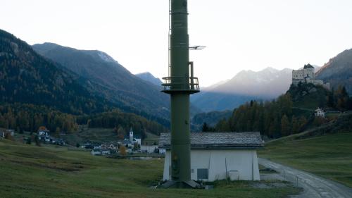 Zum Mobilfunkmast in Tarasp sagt der Fotograf, dieser nehme einen gleichwertigen Platz wie das Schloss ein.
Foto: Thomas Kneubühler